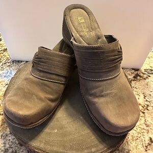 White Mountain Greenish/Gray Mules.  Size 10.